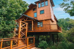 Skyview Treehouse A by Amish Country Lodging